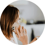 Person hält ihr Handy ans Ohr und telefoniert